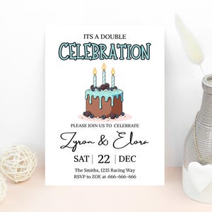 Pu&ograve; includere: Un biglietto d'invito bianco con la scritta "ITS A DOUBLE CELEBRATION" in blu e una torta a fumetti con candele. L'invito recita "Zyron & Elora" e la data "SAT 22 DEC".