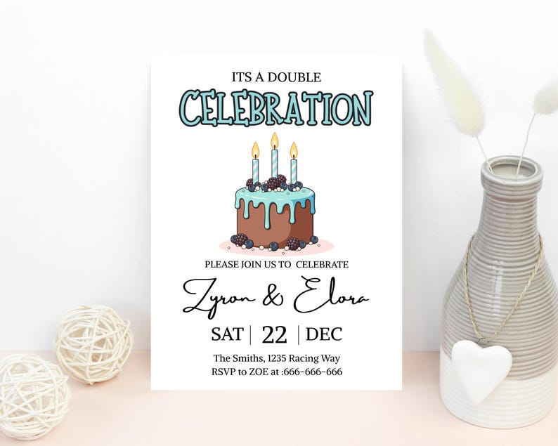Pu&ograve; includere: Un biglietto d'invito bianco con la scritta "ITS A DOUBLE CELEBRATION" in blu e una torta a fumetti con candele. L'invito recita "Zyron & Elora" e la data "SAT 22 DEC".