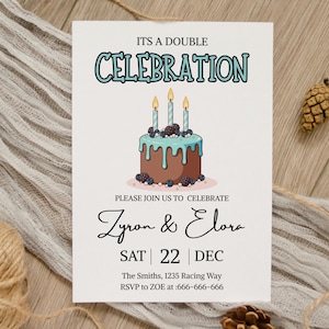 Pu&ograve; includere: Un biglietto d'invito color crema con la scritta "ITS A DOUBLE CELEBRATION" in turchese. Al centro, una torta a fumetti con tre candele. I nomi "Zyron & Elora" sono scritti in corsivo, con la data "SAT 22 DEC" sotto.
