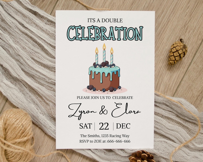 Pu&ograve; includere: Un biglietto d'invito color crema con la scritta "ITS A DOUBLE CELEBRATION" in turchese. Al centro, una torta a fumetti con tre candele. I nomi "Zyron & Elora" sono scritti in corsivo, con la data "SAT 22 DEC" sotto.