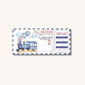 Puede incluir: Una invitación de cumpleaños azul y blanca con forma de billete de tren. La invitación presenta una ilustración de acuarela de un tren azul con globos y el texto "All Aboard". También se muestra el nombre "Carson" y el número "2".