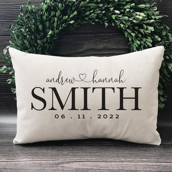 Almohada "Sr. y Sra." - Regalo de compromiso para parejas - Regalos de boda personalizados - Funda de almohada decorativa con nombre de pareja y fecha de matrimonio
