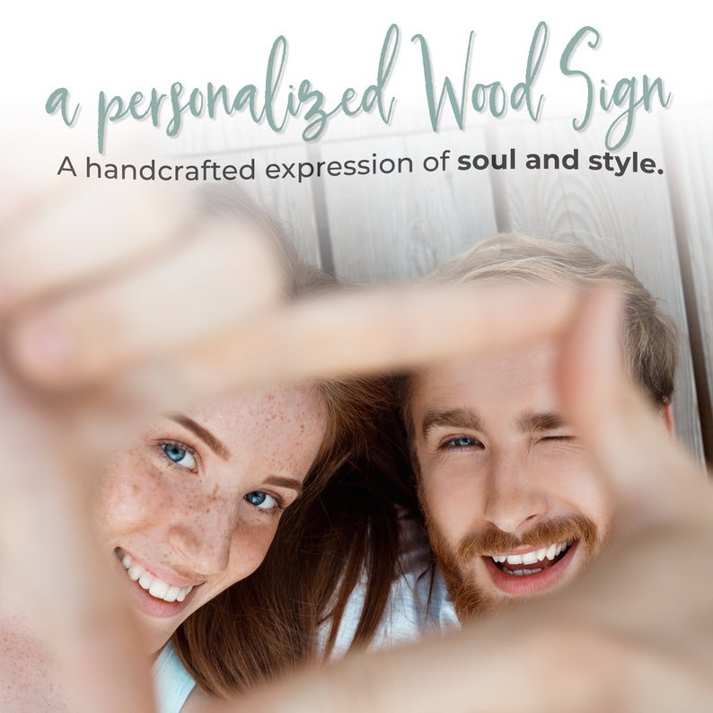 Puede incluir: Una pareja se enmarca la cara con las manos, sonriendo y mirando a la c&aacute;mara. El fondo es una pared de madera con el texto "a personalized Wood Sign" y "A handcrafted expression of soul and style."