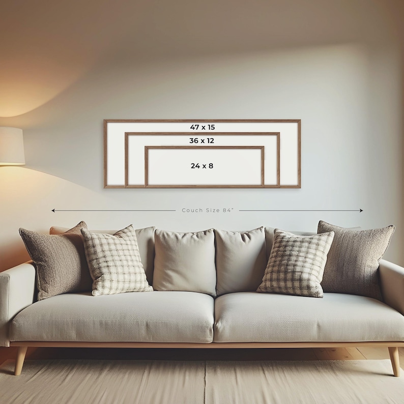 Puede incluir: Tres impresiones enmarcadas de diferentes tama&ntilde;os colgadas en una pared blanca sobre un sof&aacute; beige claro con tres almohadas. Los marcos son de madera marr&oacute;n y las impresiones son en blanco y negro. La impresi&oacute;n m&aacute;s grande es de 47 pulgadas por 15 pulgadas, la impresi&oacute;n del medio es de 36 pulgadas por 12 pulgadas y la impresi&oacute;n m&aacute;s peque&ntilde;a es de 24 pulgadas por 8 pulgadas. El sof&aacute; tiene 84 pulgadas de ancho.