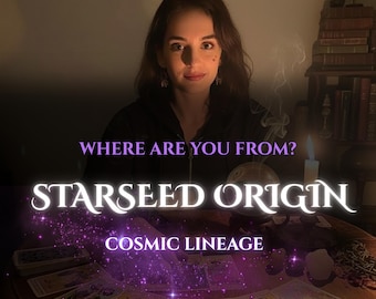 Può includere: Immagine con il testo "WHERE ARE YOU FROM? STARSEED ORIGIN COSMIC LINEAGE". L'immagine presenta una persona e carte dei tarocchi su un tavolo, con una candela e libri sullo sfondo. Il testo è in un font stilizzato con un bagliore viola.
