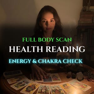 Könnte beinhalten: Eine Frau sitzt an einem Tisch mit Tarotkarten, einer Kristallkugel und Kerzen. Der Text auf dem Bild lautet "FULL BODY SCAN, HEALTH READING, ENERGY & CHAKRA CHECK". Die Szene ist schwach beleuchtet, was eine mystische Atmosphäre schafft.