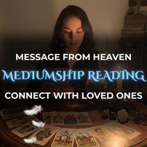Könnte beinhalten: Eine Frau sitzt an einem Holztisch mit Tarotkarten, Federn und Kristallen. Der Text auf dem Bild lautet "Message From Heaven, Mediumship Reading, Connect With Loved Ones."