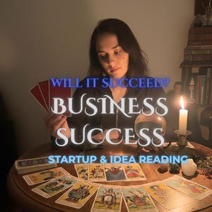 Peut inclure: Une séance de lecture de cartes de tarot avec un éventail de cartes illustrées sur une table ronde en bois, une boule de cristal transparente et une bougie blanche allumée dans un bougeoir. Le texte "WILL IT SUCCEED? BUSINESS SUCCESS STARTUP & IDEA READING" est superposé.
