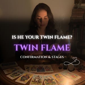 Può includere: Una donna tiene in mano carte dei tarocchi, con il testo "IS HE YOUR TWIN FLAME?" e "TWIN FLAME CONFIRMATION & STAGES". Carte dei tarocchi disposte su un tavolo di legno, con libri sullo sfondo.