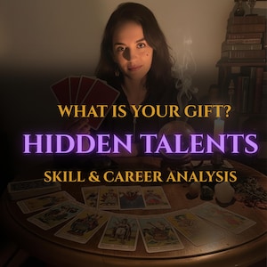 Puede incluir: Una mujer con cabello largo y oscuro sostiene cartas del tarot. La imagen incluye el texto "WHAT IS YOUR GIFT? HIDDEN TALENTS SKILL & CAREER ANALYSIS". Las cartas del tarot están extendidas sobre una mesa de madera, con una bola de cristal y velas.