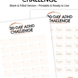 Op de afbeelding: Twee afdrukbare 30-daagse ADHD Challenge-planners. De titel staat in vette zwarte letters met een oranje cirkel eromheen. De planner bevat een kalenderindeling met genummerde vakken en aanwijzingen. De tekst "Lege & gevulde versie - Printbaar & klaar voor gebruik" is ook opgenomen.
