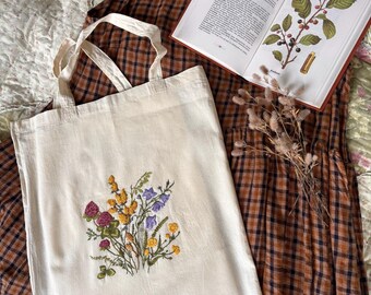 Bolso de mano con bordado floral botánico hecho a mano, estilo cottagecore.