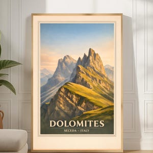 Puede incluir: Una impresión enmarcada que presenta una vista panorámica de las montañas Dolomitas en Italia. La obra de arte muestra los picos escarpados con laderas verdes bajo un cielo azul. La impresión incluye el texto "DOLOMITES SECEDA - ITALY" en un estilo vintage.