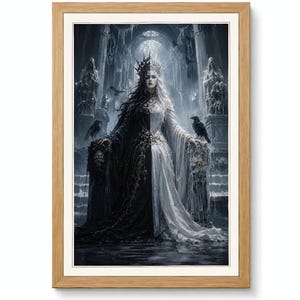 Puede incluir: Una impresión artística enmarcada que muestra una figura con un vestido y una corona divididos en blanco y negro, sentada en un trono dentro de un salón de piedra gótico oscuro. Dos cuervos negros están posados en los reposabrazos.