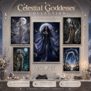 Könnte beinhalten: Ein Set aus fünf Fantasy-Kunstdrucken mit dem Titel Celestial Goddesses Collection, die Figuren in nächtlichen Landschaften mit Monden und Sternen zeigen. Die Drucke sind an einer Wand über einem Regal mit Kristallen und Kerzen angebracht.