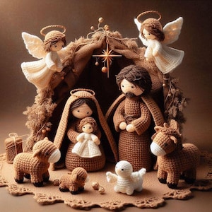 Może przedstawiać: Szydełkowa szopka bożonarodzeniowa z figurkami Marii, Józefa, dzieciątka Jezus, aniołów i zwierząt. Figurki są w odcieniach brązu, beżu i bieli, z aureolami i skrzydłami. Scena rozgrywa się pod rustykalnym schronieniem z gwiazdą.