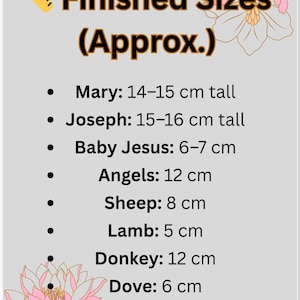 Op de afbeelding: Lichtgrijze afbeelding met de tekst "Finished Sizes (Approx.)" en afmetingen in centimeters voor Maria, Jozef, Baby Jezus, Engelen, Schaap, Lam, Ezel, Duif en Stal. Bevat bloemenillustraties.