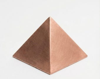 Piramide in rame massiccio puro realizzata a mano / 7,6 cm, decorazione minimalista per la meditazione, decorazione spirituale per la scrivania, regalo per la guarigione energetica.