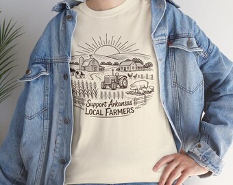 Maglietta Arkansas Local Farmers: maglietta panoramica con trattore agricolo