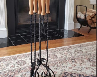 Conjunto de 5 peças de utensílios para lareira em ferro forjado artesanal com cabos rústicos de madeira.