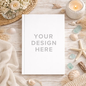 Puede incluir: Una taza de cerámica blanca con un asa negra y el texto "But First, Coffee" en un estilo manuscrito. La taza está sobre una superficie blanca. La taza mide aproximadamente 10 cm de alto.