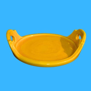 Op de afbeelding: Een set van drie keramische mokken met een gespikkelde, matte afwerking. De mokken zijn in crème, lichtgrijs en donkergrijs. Elke mok heeft een eenvoudig, minimalistisch ontwerp.