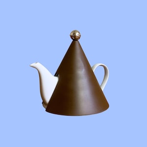 Könnte beinhalten: Eine konische Teekanne mit einer matten braunen Außenhülle, einem weißen Keramikauslauf, einem weißen geschwungenen Griff und einem kleinen metallisch goldenen Kugelknauf an der Spitze. Das Design zeigt eine markante geometrische Form.