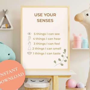 Puede incluir: Una impresión enmarcada con el texto "USE YOUR SENSES" y una lista de indicaciones sensoriales. La impresión es beige con un marco marrón claro y una ramita de hojas verdes. Un círculo naranja con "INSTANT DOWNLOAD" está en primer plano.