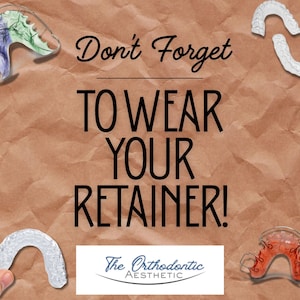 Puede incluir: Un fondo marrón con el texto "¡No olvides USAR TU RETENEDOR!" y varios retenedores de diferentes colores. El logotipo de Orthodontic Aesthetic está en la parte inferior.