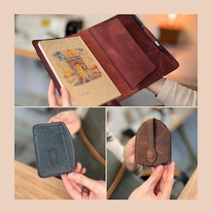 Puede incluir: Colección de artículos de cuero, que incluye un cuaderno con una cubierta estampada, un tarjetero azul oscuro y un llavero marrón. El cuaderno está abierto, revelando un interior marrón y un bolígrafo. El tarjetero tiene una ranura para tarjetas. El llavero tiene un cierre de botón.