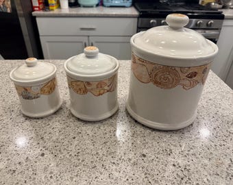 Vintage Beach Style Ceramic Canisters Featuring A Coastal Seashell Pattern
