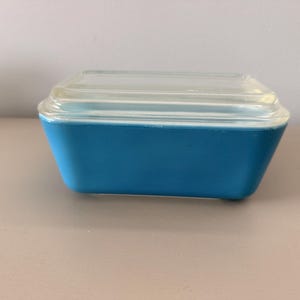 Vintage Pyrex Blue Rectangular Refrigerator Dish Model 502 Featuring A Clear Glass Ribbed Lid