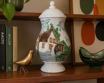 Barattolo per biscotti in ceramica con ruota idraulica e mulino a grano vintage