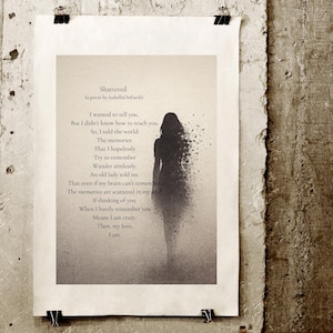 Könnte beinhalten: Ein Poster mit dem Gedicht "Shattered" von IsabellaOnEarth. Es zeigt eine Silhouette einer Frau, die sich in Partikel auflöst. Das Poster wird mit schwarzen Büroklammern an einer strukturierten Wand befestigt.