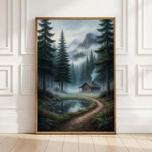 Könnte beinhalten: Gerahmter Kunstdruck einer Waldlandschaft. Ein Weg führt zu einer Hütte an einem Teich, umgeben von hohen Nadelbäumen. Das Kunstwerk hat eine neblige Atmosphäre und ist in einem Holzrahmen präsentiert.