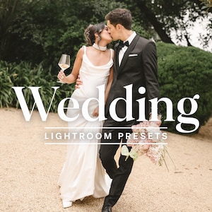 以下が含まれることがあります： 「RetouchLabStudio」、「Wedding」、「LIGHTROOM PRESETS」、「MOBILE」、「DESKTOP」というテキストが記載された、キスをするカップルのデジタル製品広告。画像には、白いドレス、黒いタキシード、ピンクと白の花束が写っています。