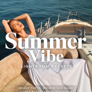 Op de afbeelding: Een witte jurk gedragen door een persoon die op een bootdek ligt met de tekst RetouchLabStudio, Summer Vibe, LIGHTROOM PRESETS, BEACH FILTER, GOLDEN SUN GLOW, OCEAN BLUES, TRAVEL LIFESTYLE over de afbeelding van het blauwe oceaanwater.