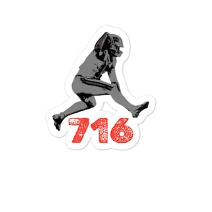 Op de afbeelding: Een sticker met een grijze silhouet van een American footballspeler in actie, springend met de bal. Onder de speler staat het nummer "716" in rood, met een distressed textuur, omlijnd in wit. De achtergrond is effen wit.