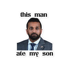 Könnte beinhalten: Ein weißer Aufkleber mit dem Bild eines Mannes im Anzug, der überrascht aussieht. Der Text "this man ate my son" ist oberhalb und unterhalb des Bildes des Mannes in fetter, schwarzer Schrift gedruckt.