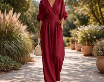 Tuta estiva da donna, gamba larga, scollo a V, cintura, vestibilità comoda e casual.