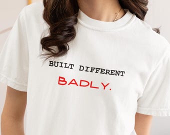 Camiseta "Construido diferente... Mal" / Divertida camiseta autocrítica