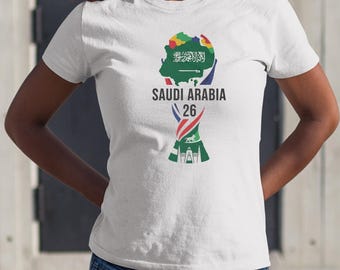 Saudi-Arabien Flagge Tribute Style Fußball Grafik T-Shirt, World Tournament Trophy animiertes Design, Fußball inspiriertes Geschenk für Fans Unisex T-Shirt