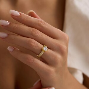 Justerbar solitärring | 925 sterlingsilver, förgylld, 6 mm zirkon