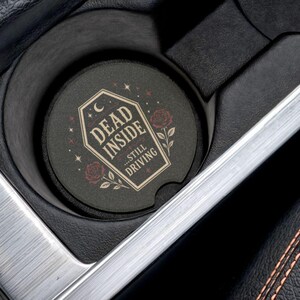 Dead Inside Still Driving auto-onderzetter, grappig gothic auto-accessoire, griezelige onderzetter voor in de bekerhouder, cadeau met zwarte humor