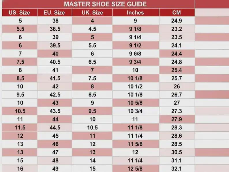 Pu&ograve; includere: Una tabella di conversione delle taglie di scarpe intitolata "MASTER SHOE SIZE GUIDE" con colonne per le taglie USA, UE e Regno Unito, pollici e centimetri. La tabella fornisce conversioni di taglie dalla taglia USA 5 (9 pollici, 24,9 cm) alla taglia USA 16 (12 5/8 pollici, 32,1 cm).