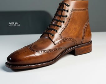 Botas Brogue masculinas artesanais em couro marrom-claro | Sapatos clássicos de cano curto com bico wingtip, feitos à mão, para ocasiões formais e casuais