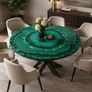 Può includere: Un tavolo da pranzo rotondo caratterizzato da un piano con motivo in malachite verde brillante con dettagli ad anelli concentrici, sostenuto da una base a croce marrone scuro, circondato da cinque poltrone beige imbottite con gambe affusolate.