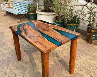 River-tafel acaciahout: blauwe epoxyhars, salontafel met geslepen rand