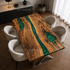 Puede incluir: Una mesa de comedor rectangular con un tablero de madera natural y una incrustación de resina verde esmeralda con remolinos en el centro. La mesa se apoya sobre una base metálica angular y está rodeada por cuatro sillas de color crema.