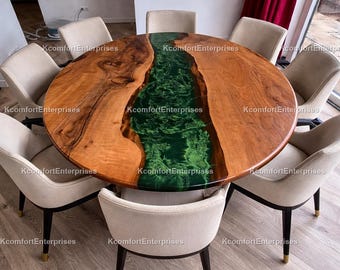 Mesa de comedor redonda de nogal con borde natural y tablero de resina epoxi verde esmeralda.